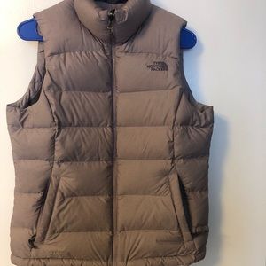 SOLD: North Face women’s down vest 🖤